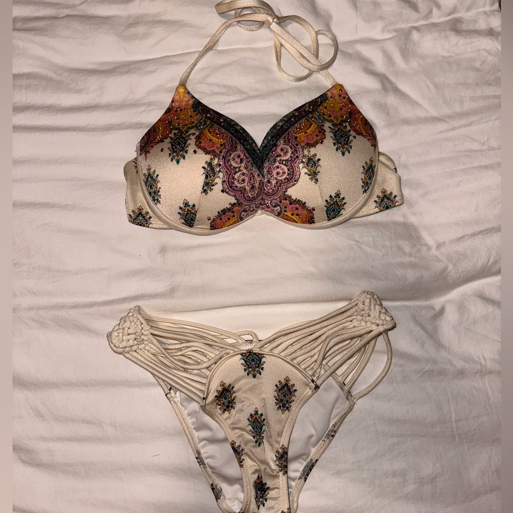 Victoria’s Secret bombshell bikini
